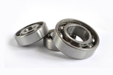 Beyaz zemin üzerinde üç yatakları.