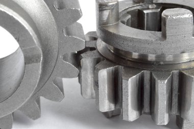 beyaz zemin üzerine iki metal Dişliler.