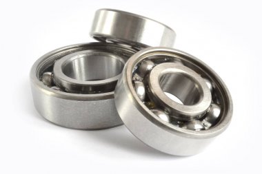 Beyaz zemin üzerinde üç yatakları.