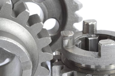 beyaz zemin üzerinde üç metal Dişliler