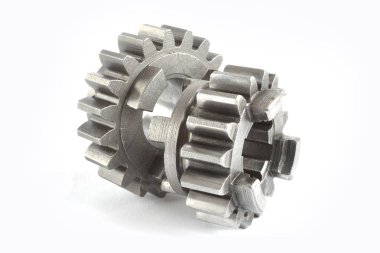 beyaz zemin üzerine iki metal Dişliler