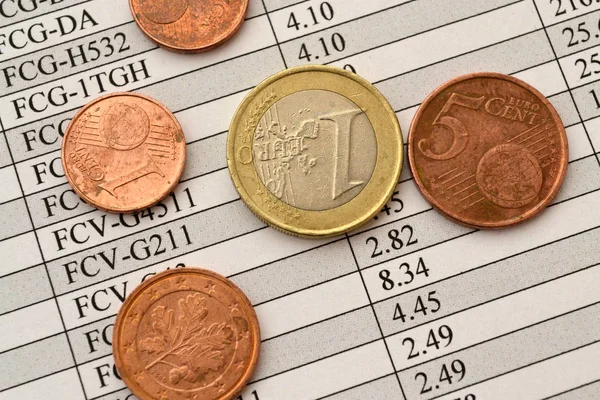 Finansiell bakgrunn med euro-mynt og tabell – stockfoto