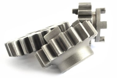 beyaz zemin üzerinde üç metal Dişliler