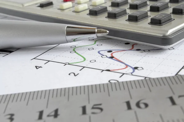 Sfondo aziendale con grafico, righello, penna e calcolatrice — Foto Stock