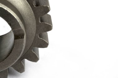 Beyaz zemin üzerinde bir metal dişli.