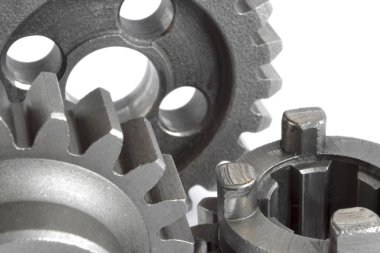 beyaz zemin üzerinde üç metal Dişliler.