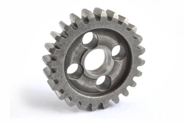 Beyaz zemin üzerinde bir metal dişli.