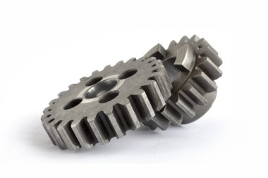 beyaz zemin üzerine iki metal Dişliler.