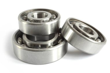 Beyaz zemin üzerinde üç yatakları.