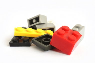 Meccano öğelerin beyaz zemin üzerine.
