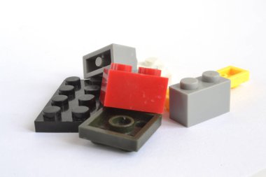 Meccano öğeleri beyaz arka plan üzerinde.