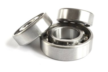 Beyaz zemin üzerinde üç yatakları.