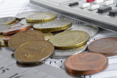 Farklı sikke, cetvel ve tablo ile finansal arka plan.