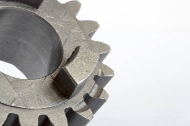 Beyaz zemin üzerinde bir metal dişli.