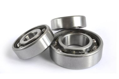 Beyaz zemin üzerinde üç yatakları.