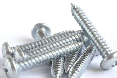 Beyaz arkaplanda vidalar.