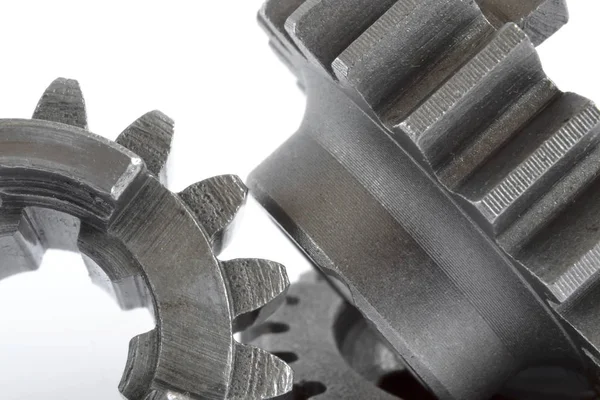 beyaz zemin üzerinde üç metal Dişliler.