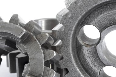 beyaz zemin üzerinde üç metal Dişliler