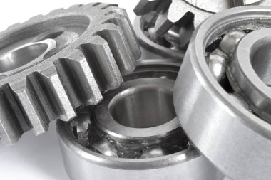 Beyaz arka planda dişliler ve yönler