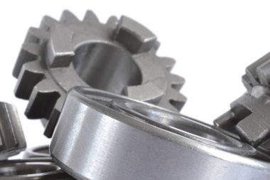 Beyaz arka planda dişliler ve yönler