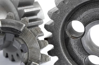 beyaz zemin üzerinde üç metal Dişliler.