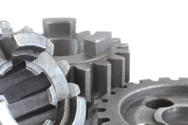 beyaz zemin üzerinde üç metal Dişliler.