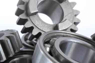 Beyaz arka planda dişliler ve yönler.