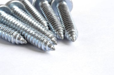 Beyaz arkaplanda vidalar.