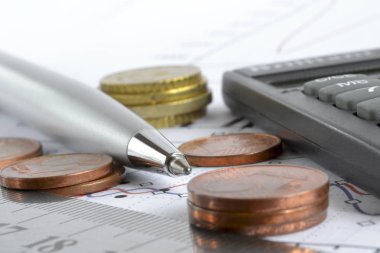 Para, hesap makinesi, cetvel, grafik ve kalem ile finansal arka plan