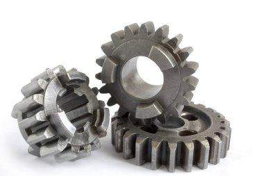 beyaz zemin üzerinde üç metal Dişliler