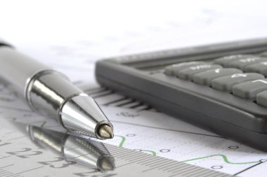 Grafik, cetvel, kalem ve hesap makineli iş arkaplanı.