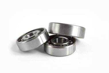 Beyaz zemin üzerinde üç yatakları.