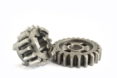 beyaz zemin üzerine iki metal Dişliler.