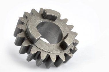 Beyaz zemin üzerinde bir metal dişli.