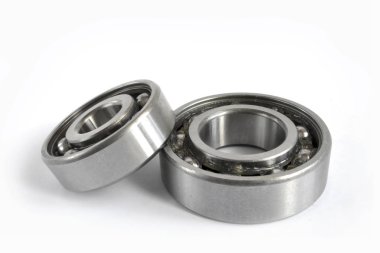 Beyaz arka plan üzerinde iki yatakları.