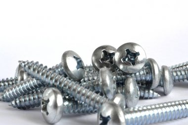 Beyaz arkaplanda vidalar.