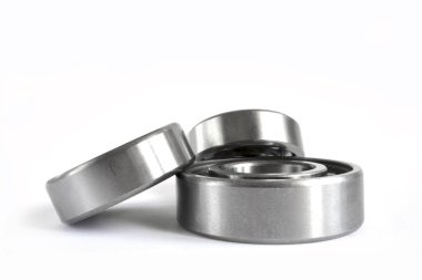 Beyaz zemin üzerinde üç yatakları.