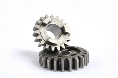 beyaz zemin üzerine iki metal Dişliler.