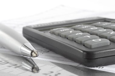 Tablo, cetvel, kalem ve hesap makineli iş arkaplanı.