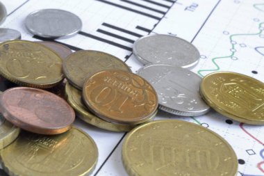 Farklı sikke ve grafik ile finansal arka plan.