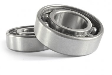 Beyaz arka plan üzerinde iki yatakları.