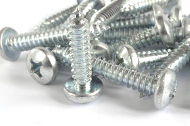 Beyaz arkaplanda vidalar.