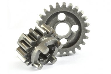 beyaz zemin üzerine iki metal Dişliler.