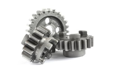 beyaz zemin üzerinde üç metal Dişliler.