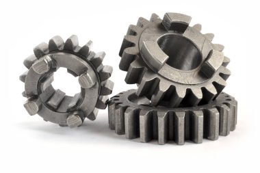 Beyaz arka planda üç yakın çekim metal dişli..