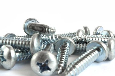 Beyaz arkaplanda vidalar.