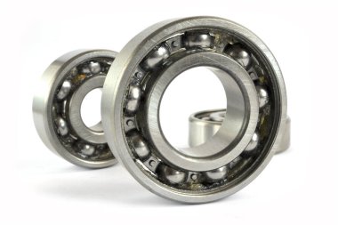 Beyaz arka planda üç yakın çekim yatağı var..