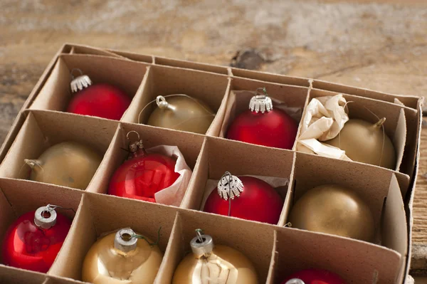 Zlatá a červená barevné vánoční ozdoby — Stock fotografie