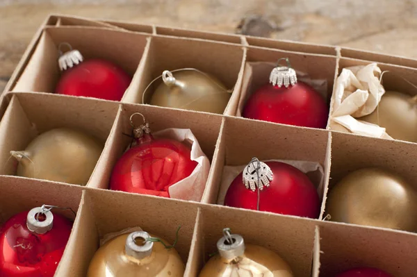 Lepenkové krabice barevné vánoční ozdoby — Stock fotografie
