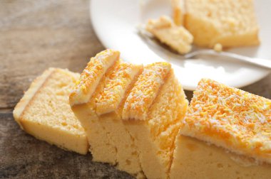 Taze dilimlenmiş limon vanilyalı pasta